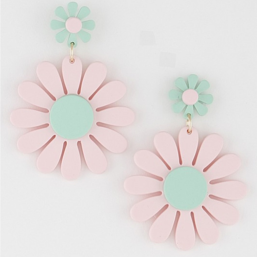 Kameakay Two tones pink/teal daisy earrings
1.8 x 2.2” approximately